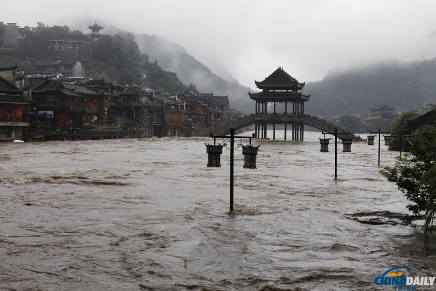 湖南遭受暴雨袭击 凤凰将出现有记录以来最大洪水
