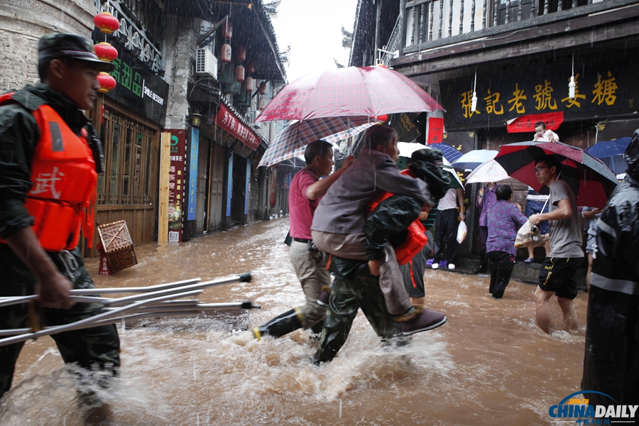 湖南遭受暴雨袭击 凤凰将出现有记录以来最大洪水