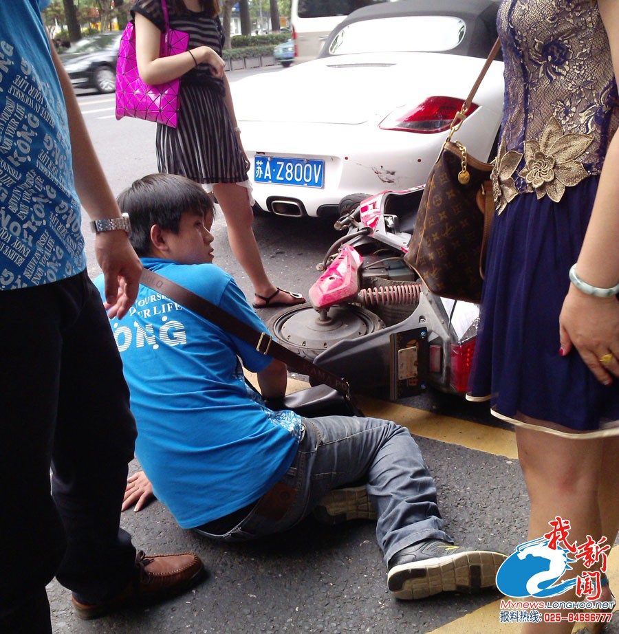 南京：小伙撞上豪车 瘫坐在地