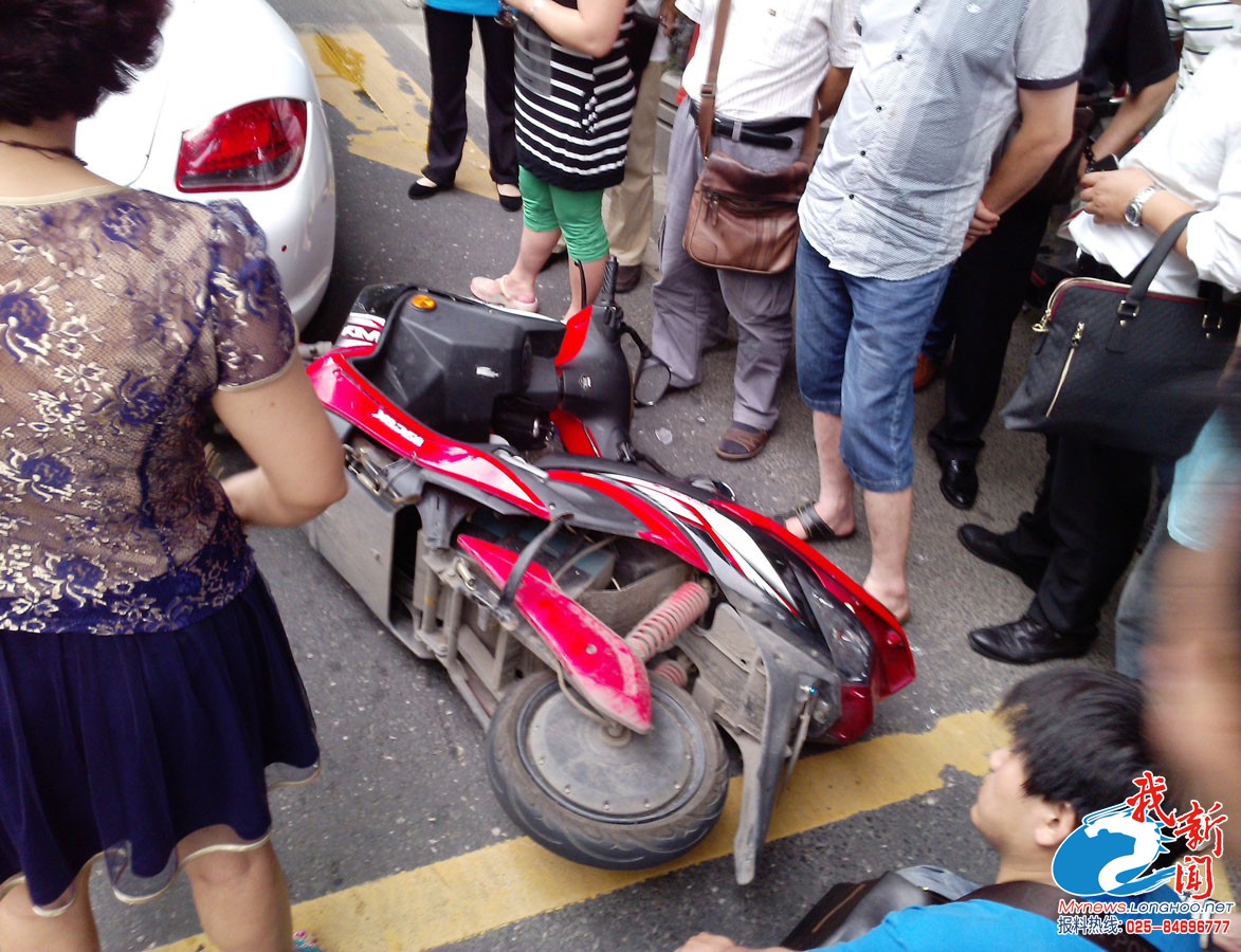 南京：小伙撞上豪车 瘫坐在地