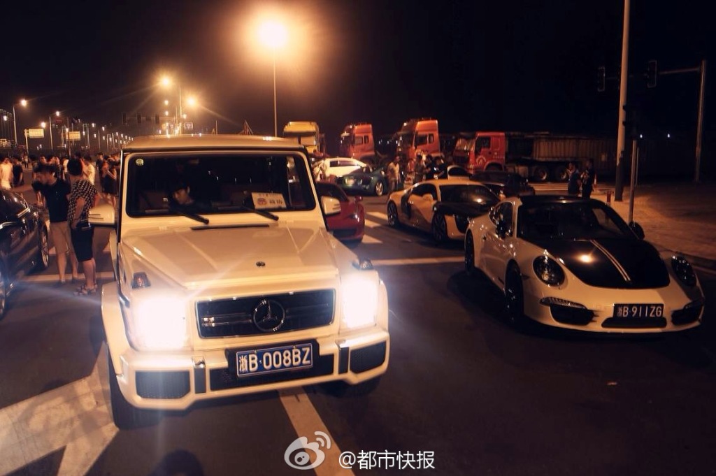 宁波30多辆超级跑车聚会狂飙