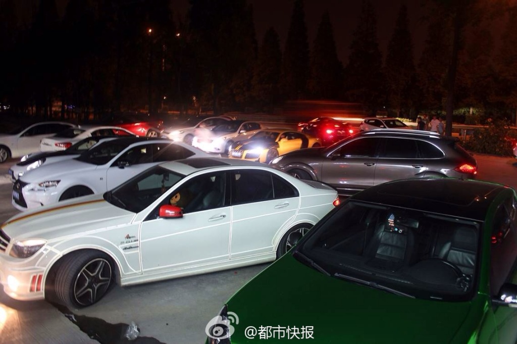宁波30多辆超级跑车聚会狂飙