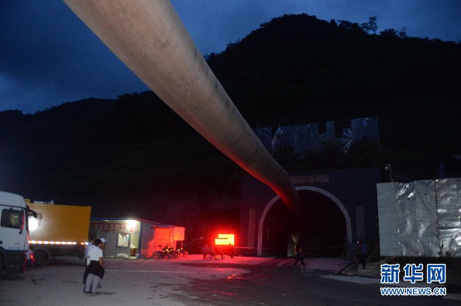 云南富宁发生隧道垮塌 15人被困400余人紧急救援