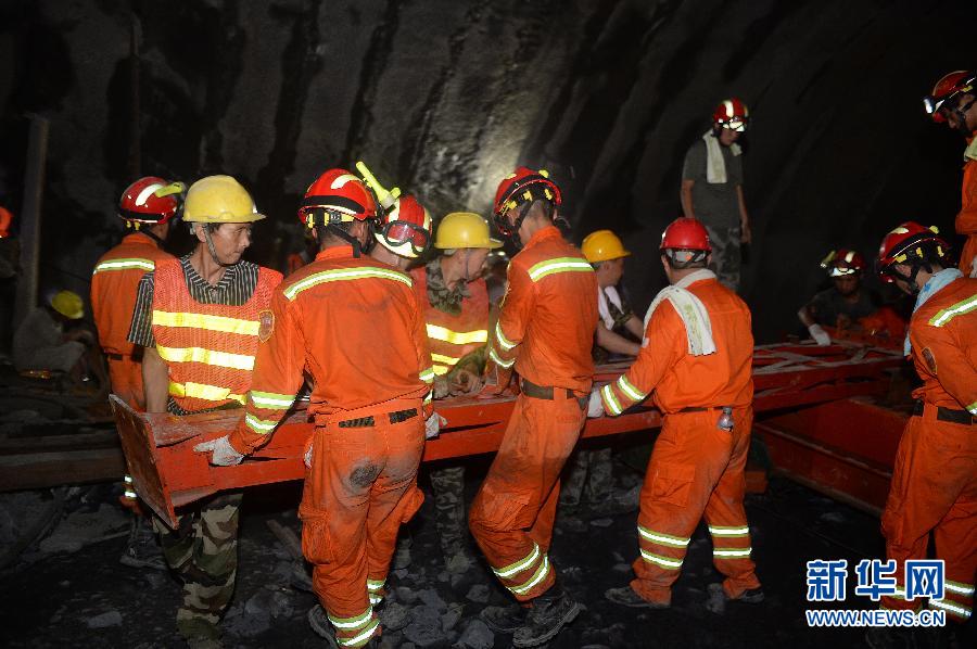云南隧道坍塌被困14人生命安全1人情况不明