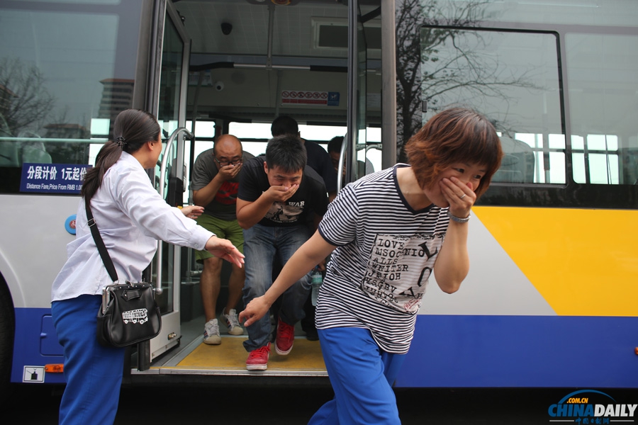 北京公交上演“反恐演习” 预防突发暴力事件