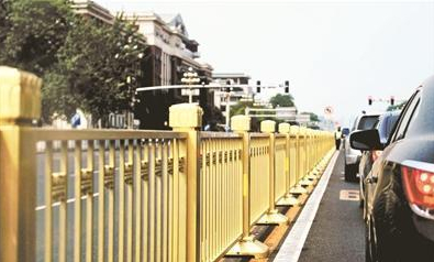 北京一轿车撞长安街金色护栏 车头毁坏护栏无损