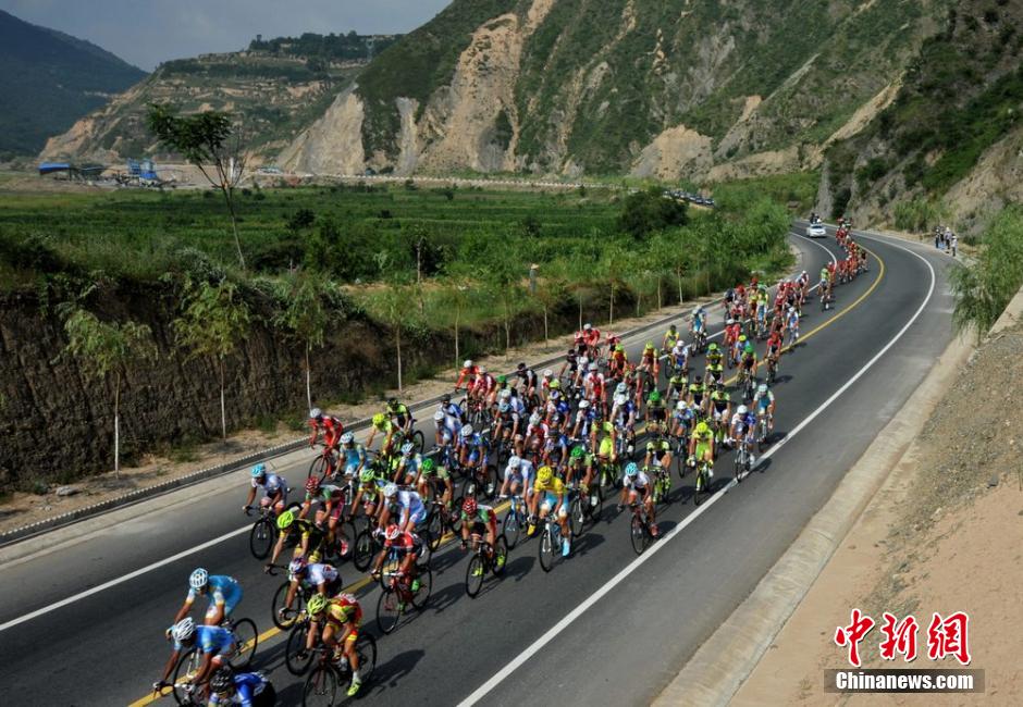 第十三届环青海湖国际公路自行车赛甘肃清水激烈角逐