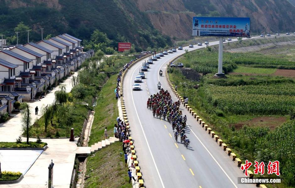 第十三届环青海湖国际公路自行车赛甘肃清水激烈角逐