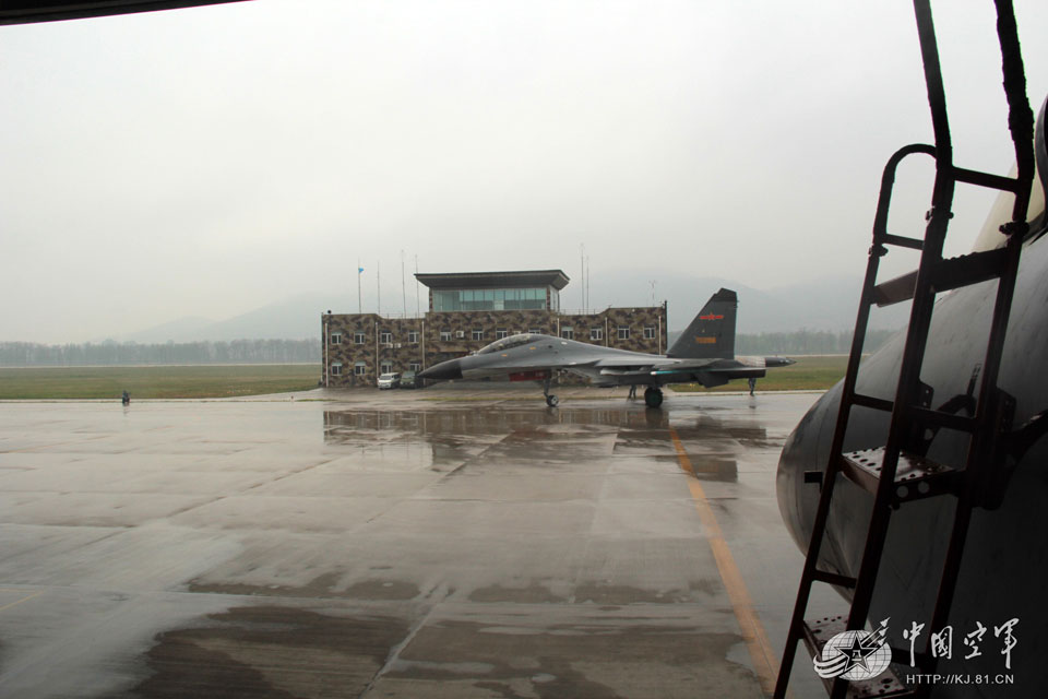空军歼-11B战机从渤海湾畔穿云刺雾雨中出击