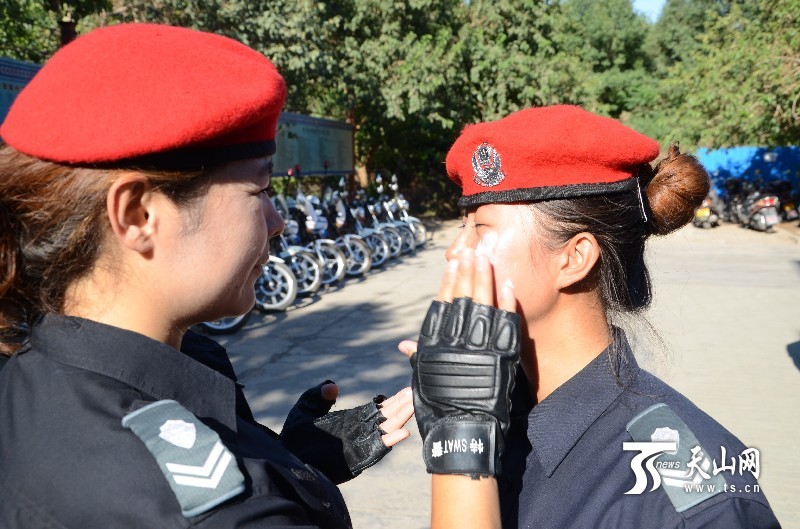 吐鲁番首支美女巡逻队45℃“火洲”绽放