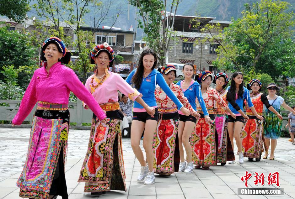 国家女子健身队理县甘堡藏寨领略藏族风情