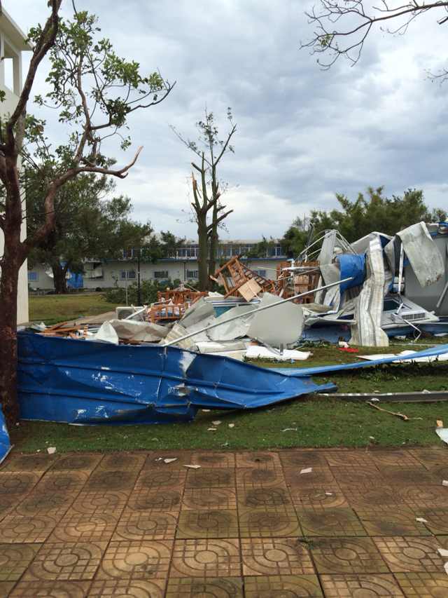 台风过境后的海口:民工房被吹烂 工地吊车欲坠