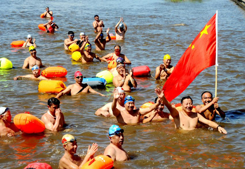 中俄两国近200名游泳爱好者横渡黑龙江