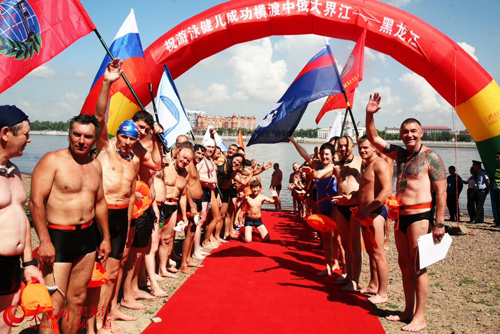 中俄两国近200名游泳爱好者横渡黑龙江