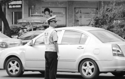 榕城交巡警悄然换装引关注　路面执勤没了八大件
