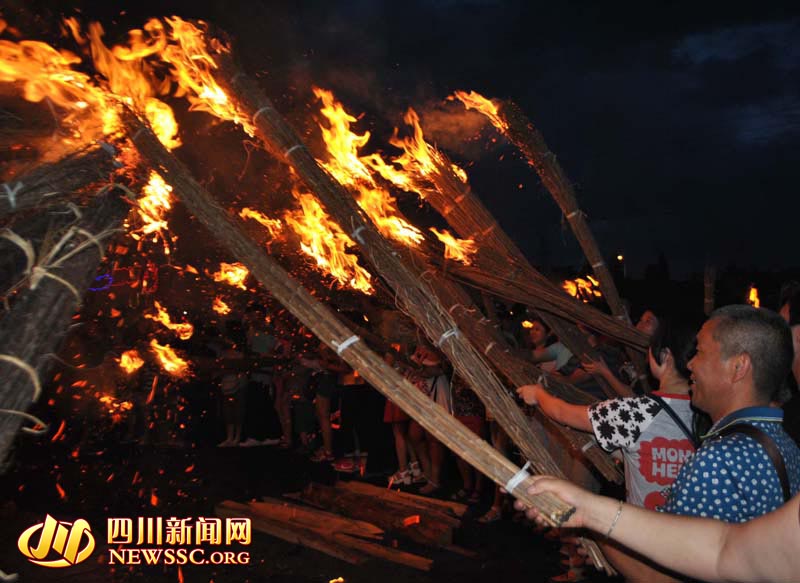 西昌：超10万人火把狂欢夜“玩火” 大跳达体舞