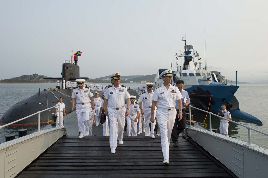 美海军作战部长参观中国元级潜艇056新型护卫舰