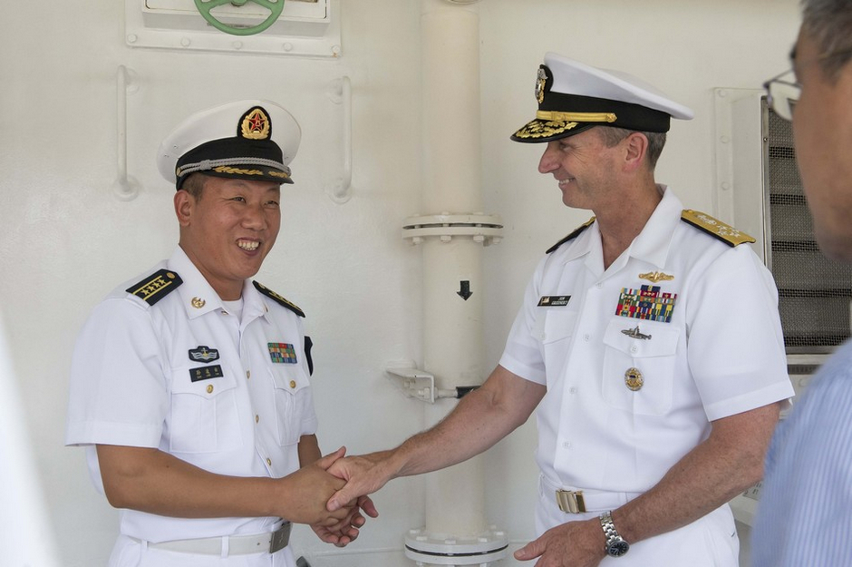 美海军作战部长参观中国元级潜艇056新型护卫舰