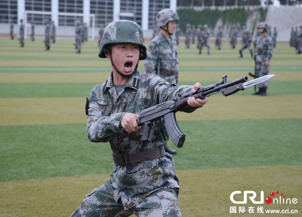 中国军方首次组织中外记者采访军事院校