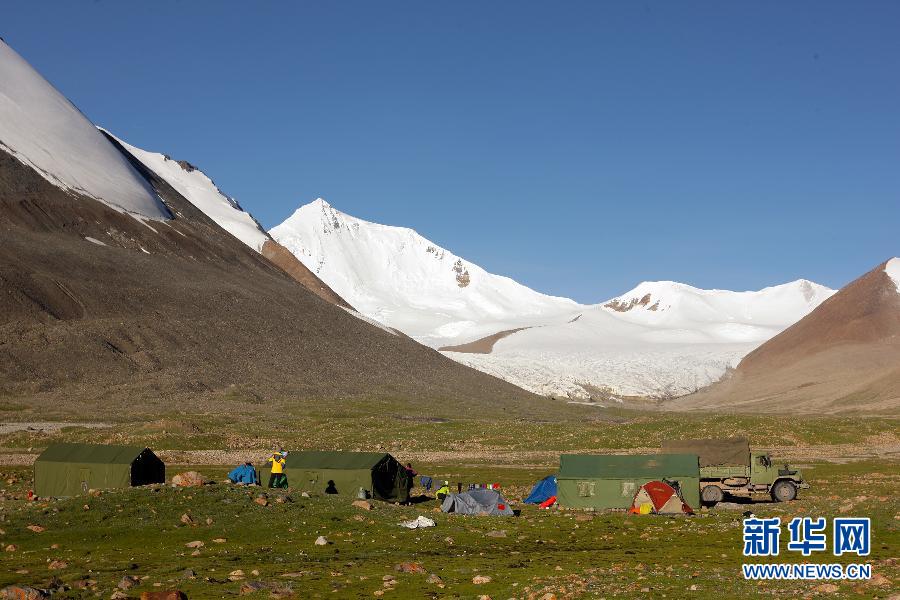 北大山鹰社成功登顶海拔6621米的各拉丹冬峰