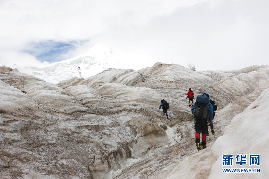北大山鹰社成功登顶海拔6621米的各拉丹冬峰