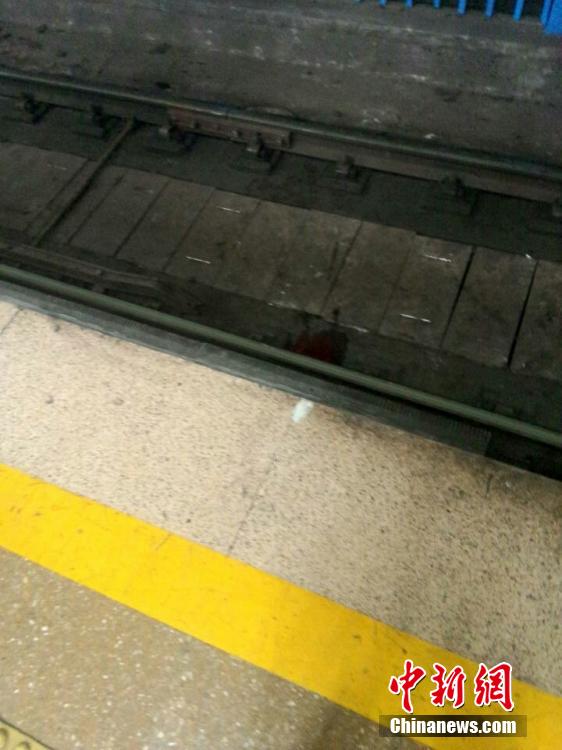 北京地铁2号线一乘客进入轨道 列车紧急停车