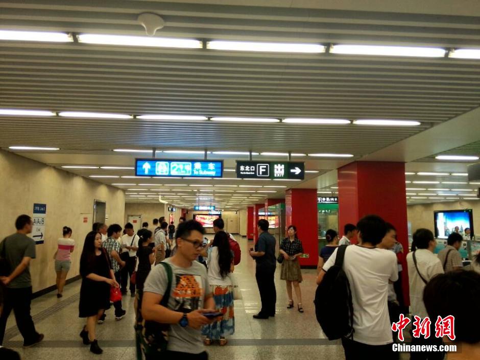 北京地铁2号线一乘客进入轨道 列车紧急停车