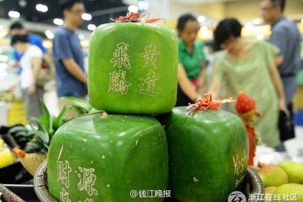 杭州超市出售方形西瓜 常温下可放半年之久