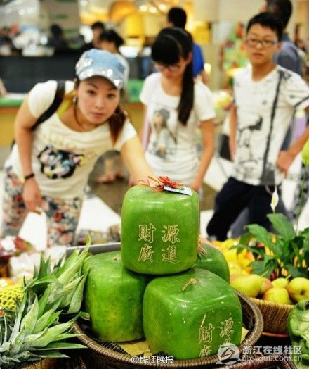 杭州超市出售方形西瓜 常温下可放半年之久