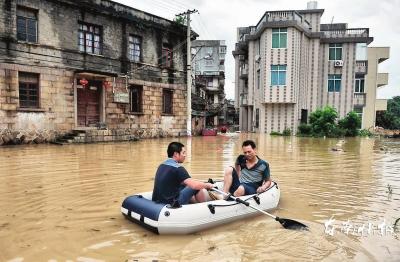 台风肆虐 福州潘渡乡百户人家被淹村民划皮艇