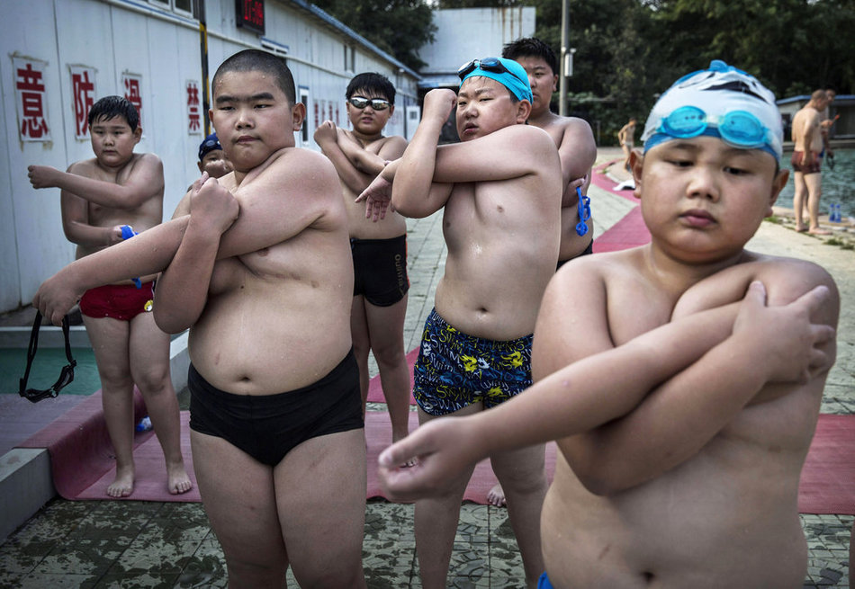 中国胖孩子们夏日减肥忙