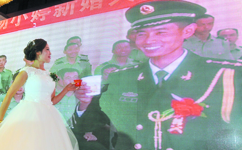 新疆边防军人借助网络视频娶媳妇