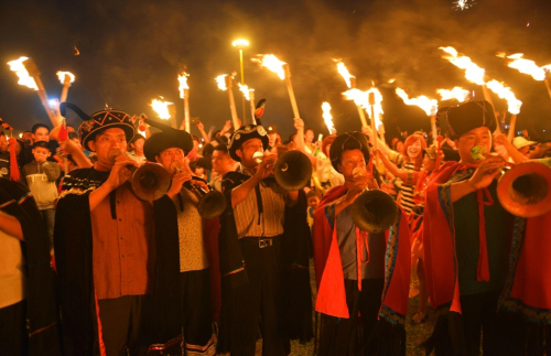 贵州彝族欢庆火把节