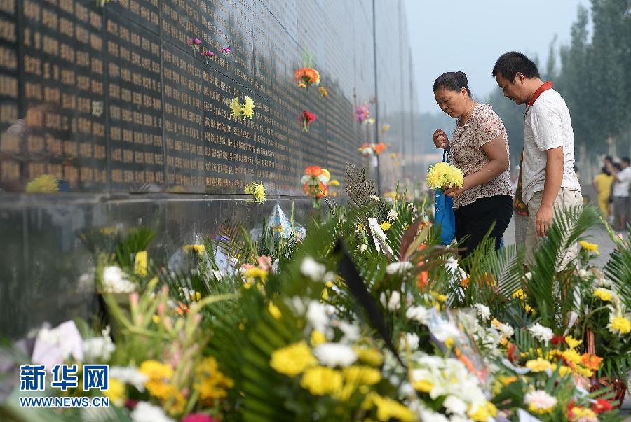 唐山大地震38周年 纪念墙前寄哀思