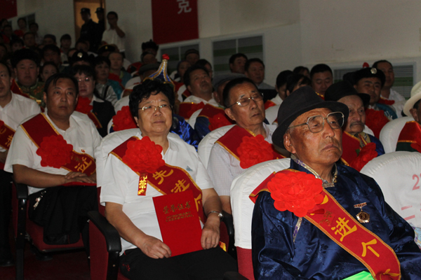 和布克赛尔县举办庆祝60周年大庆劳模表彰大会 表彰60名劳动模范