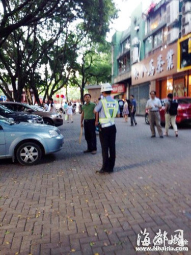 男子不满违规停车被开罚单 持木棍要揍警察