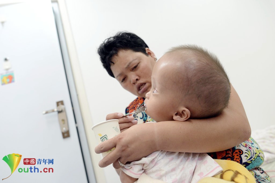 杭州“乞讨大头娃娃”进京治病 仅1岁头围超成年人
