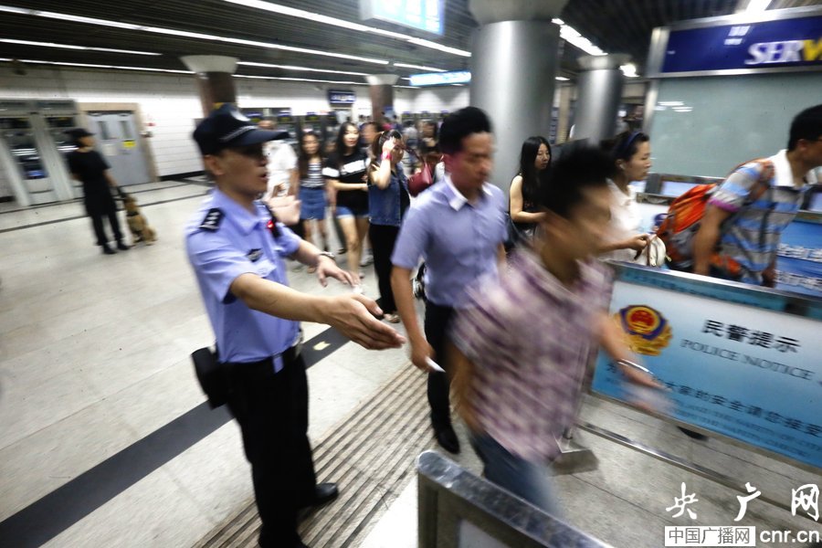 北京120余人带违禁品强进地铁被拘