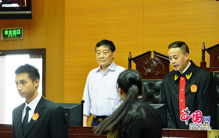宗庆后首次作为人民陪审员出庭审案[组图]