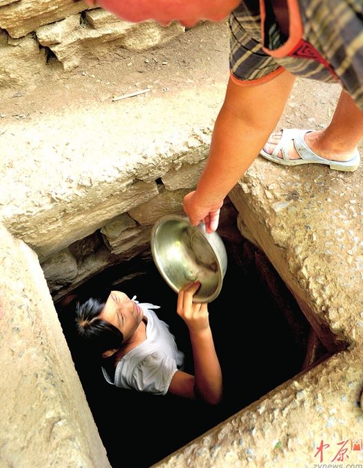 河南大旱多地供水告急 村民抓阄排号取水