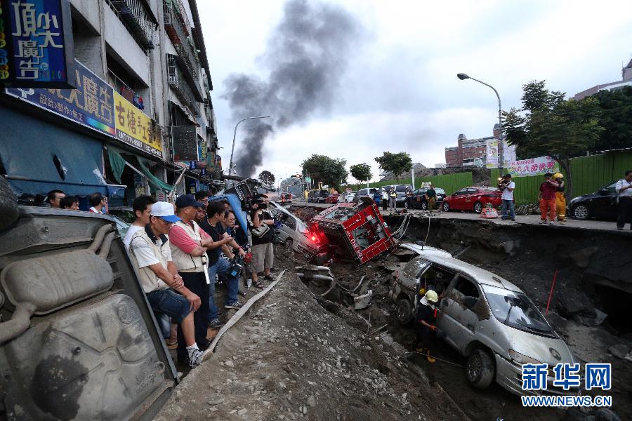 高雄街道爆炸后路面塌陷 沿街车辆被毁