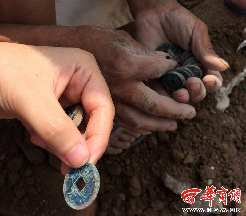西安北郊土堆里发现“开元通宝”三四十人顶烈日刨
