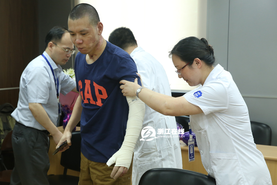 杭州“7·5公交纵火案”首批四名重伤员出院 含泪感谢杭州人(高清组图)