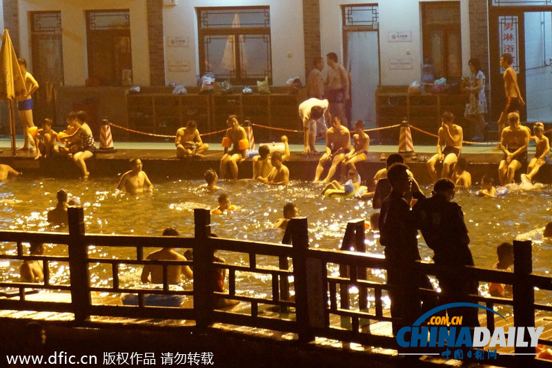 山东济南泉水浴场免费 市民半夜纳凉持续“下饺子”