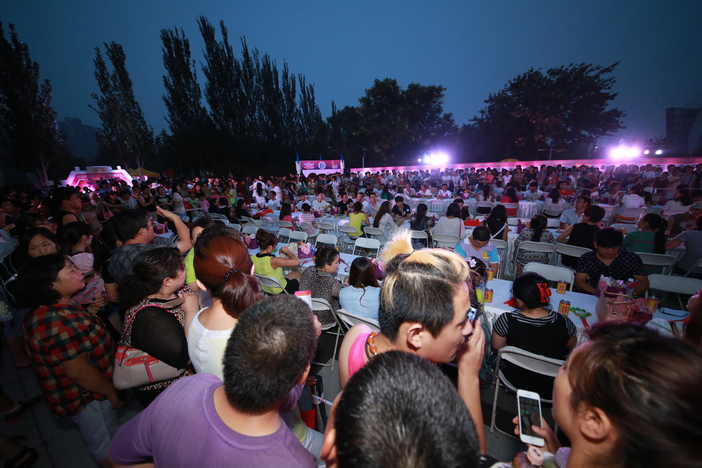 北京数千人赴七夕相亲大会 现场堪比演唱会