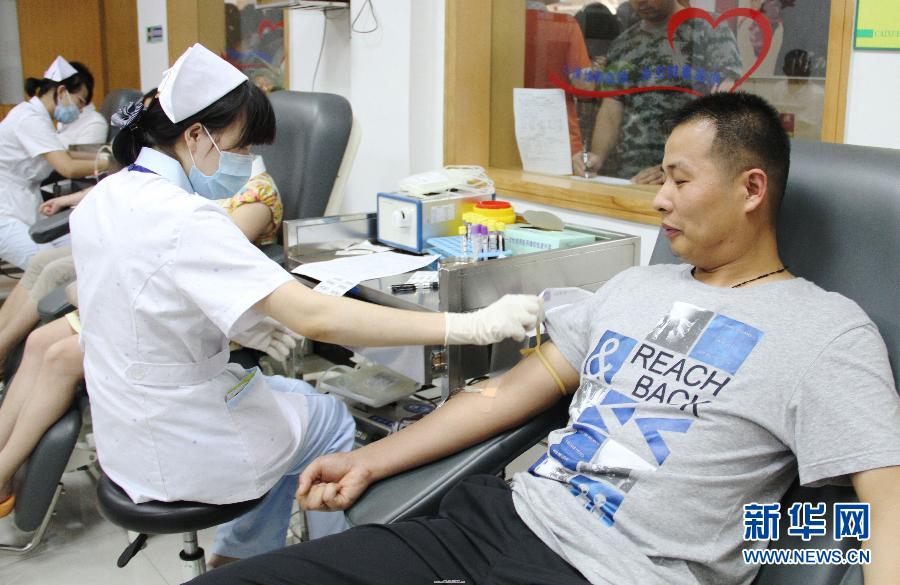 昆山血站告急 市民积极献血救治伤员