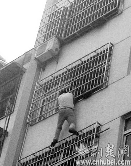 武汉:男孩头卡防盗网 “托举哥”窗外凌空救人