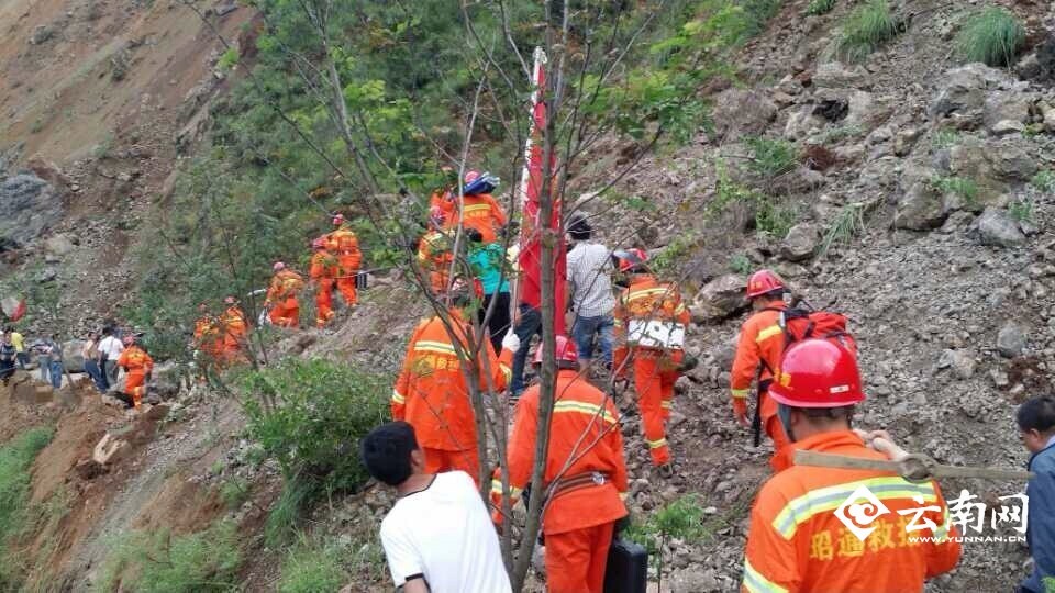 鲁甸地震救援人员和消防官兵徒手抢通生命线