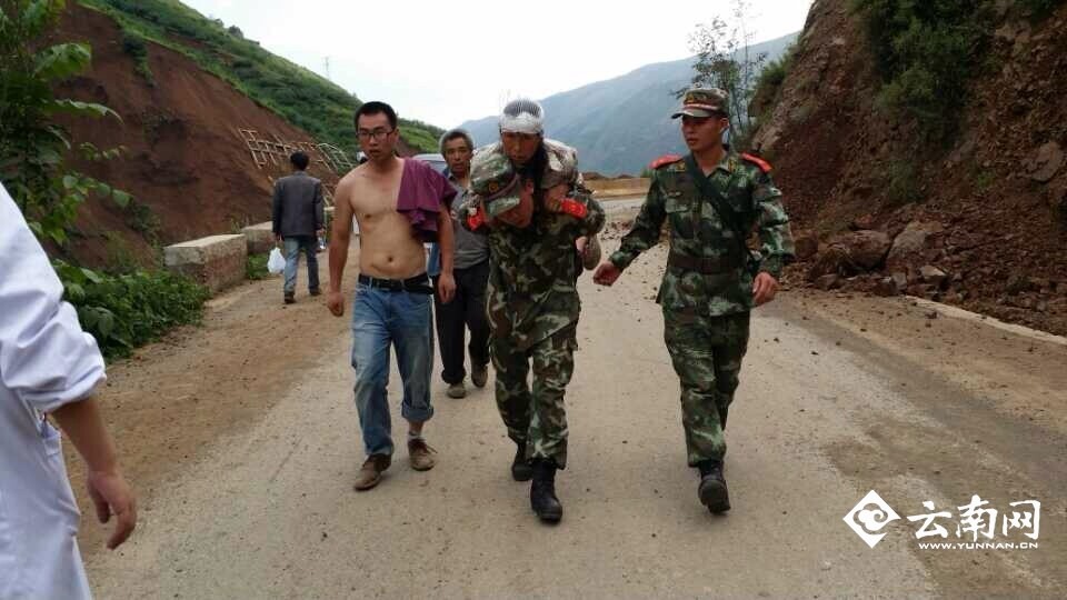 鲁甸地震救援人员和消防官兵徒手抢通生命线
