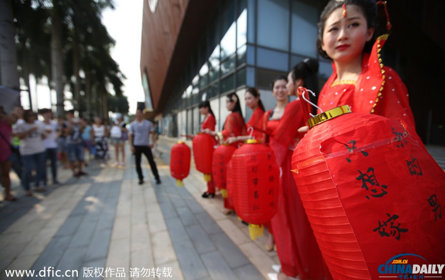 深圳街头再现街头秀：“织女”下凡找“牛郎”